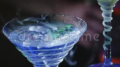 用干冰的效果在玻璃中饮用。 酒吧表演